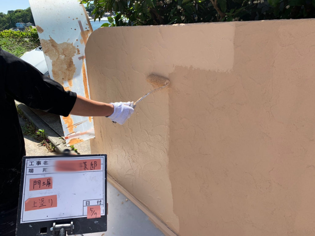 横浜市港南区の外壁塗装の門塀上塗り施工